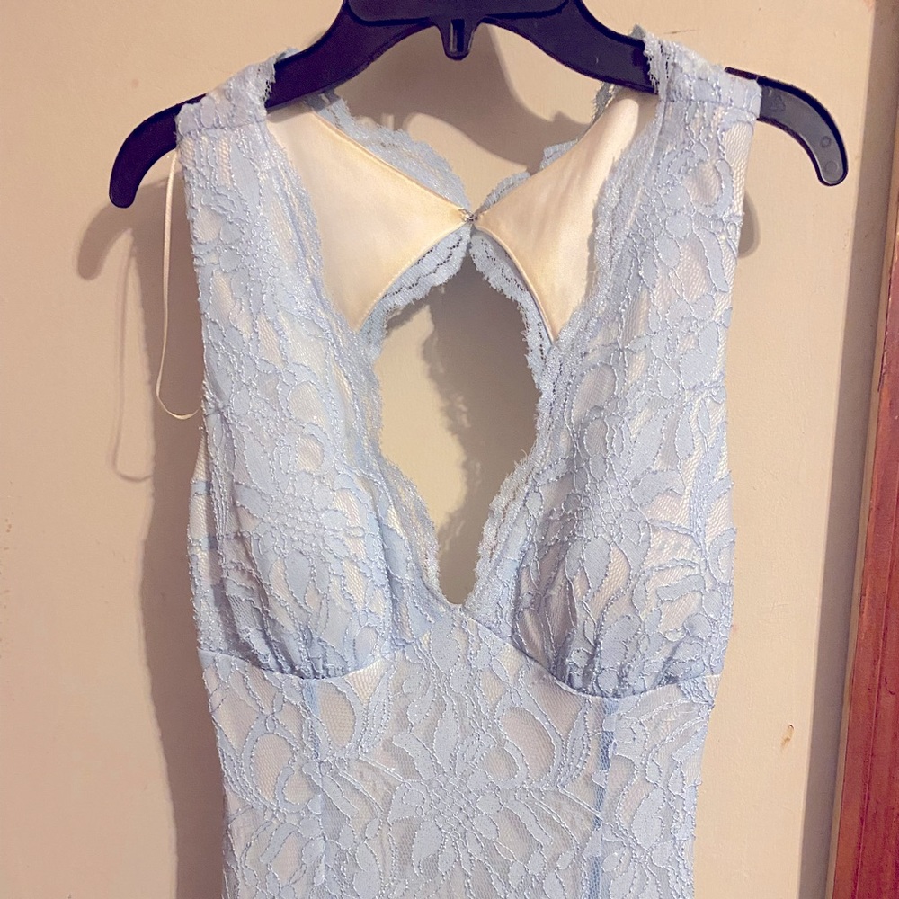 I’m selling a gorgeous bodycon lace formal dress perfect for any formal event.